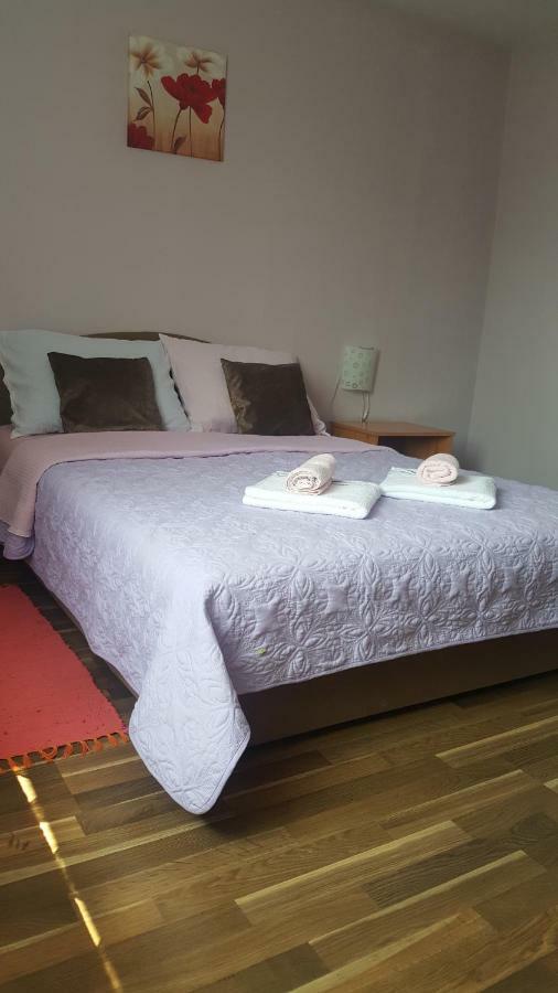 Apartman Nina Licko Petrovo Selo Exteriér fotografie