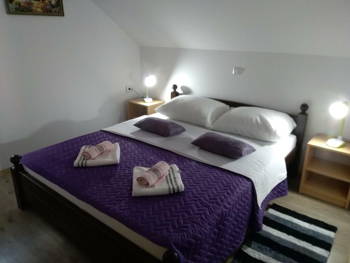 Apartman Nina Licko Petrovo Selo Exteriér fotografie
